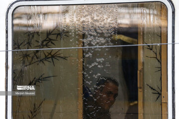 Despidiendo a los pasajeros de Noruz en la estación de tren en Teherán