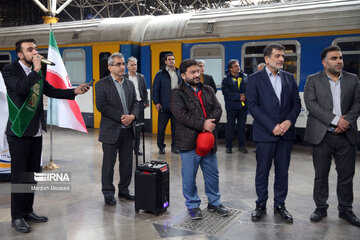 Despidiendo a los pasajeros de Noruz en la estación de tren en Teherán