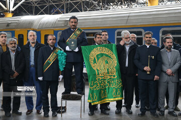 Despidiendo a los pasajeros de Noruz en la estación de tren en Teherán