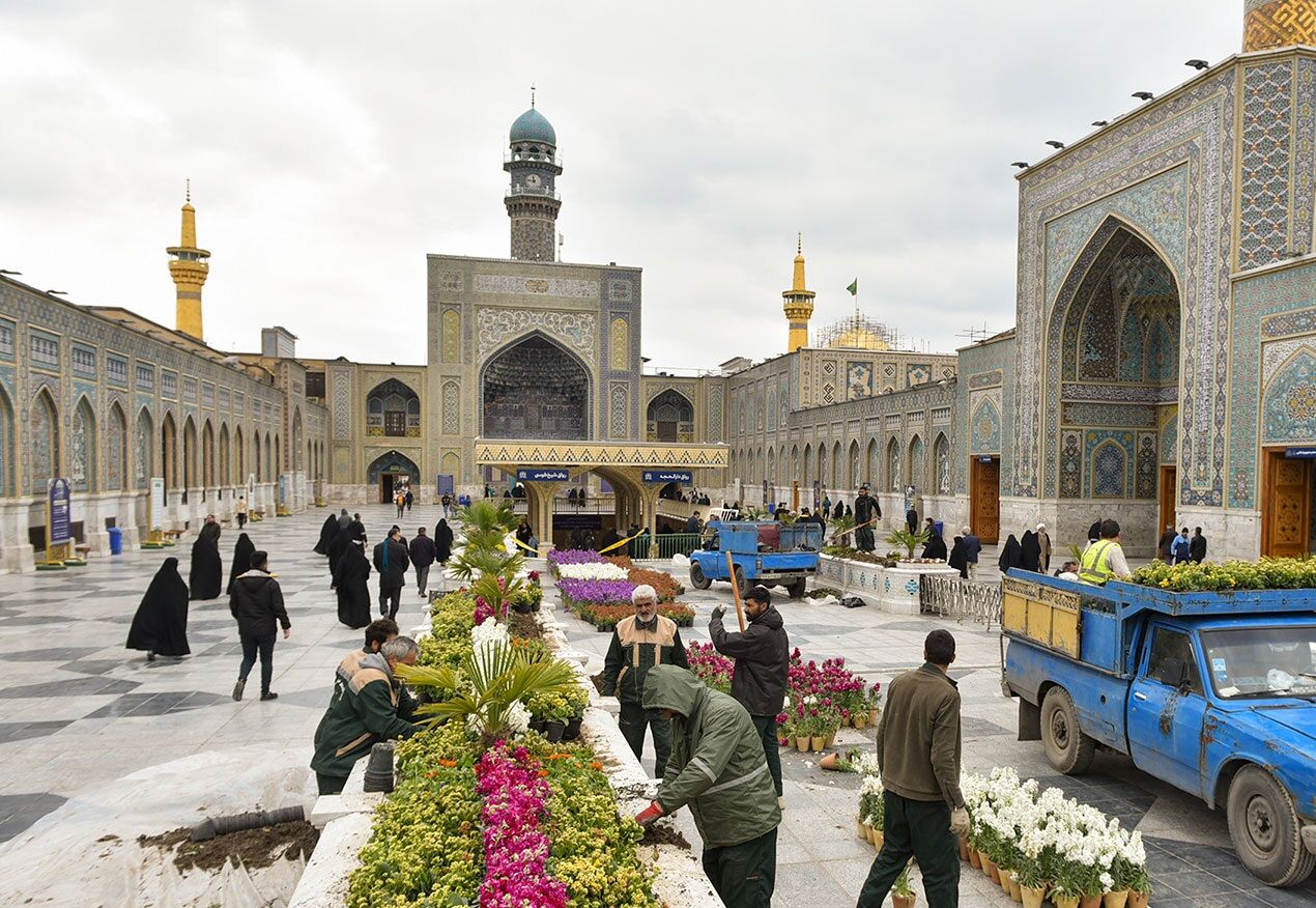 گل‌آرایی نوروزی حرم رضوی با ۲۰۰ هزار شاخه گل انجام شد