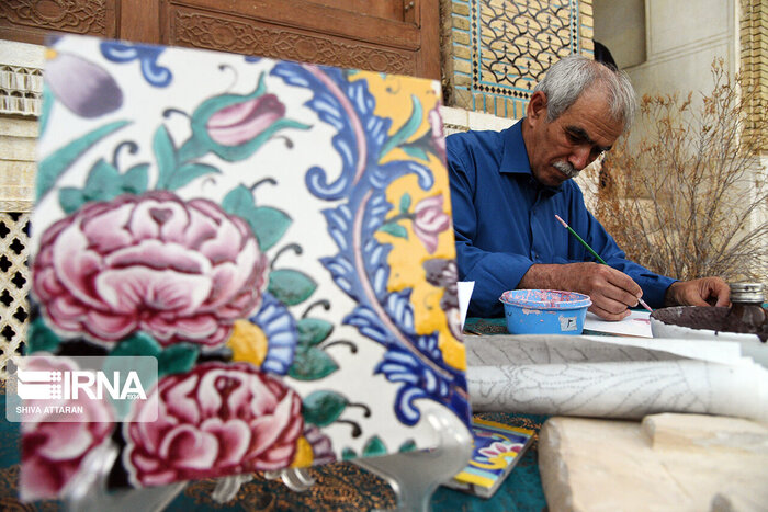میدان‌داری دست‌آفریده‌های هنرمندان فارس در غرفه‌های عیدانه صنایع دستی