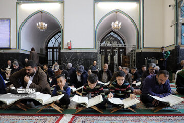 Recitación del Sagrado Corán en el Santuario Sagrado de Imam Reza