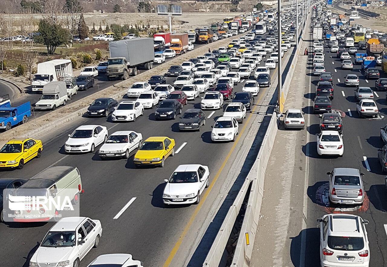 ترافیک در ورودی های مشهد نیمه سنگین است