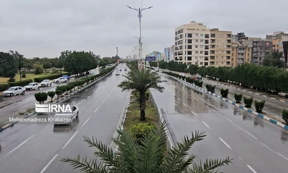 شرکت‌ها و صنایع اهواز برای کمک‌رسانی در پی بارش شدید باران پای کار آمدند