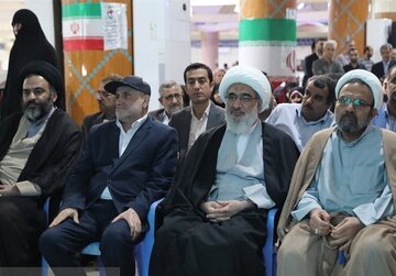 برگزاری آیین سال نو در گلزار شهدای بوشهر