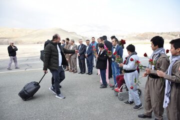 مسافران نوروزی کردستان مورد استقبال کودکان مبتلا به سندروم داون قرار گرفتند