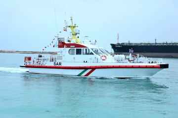 نجات ۲ سرنشین قایق صیادی مفقود شده در آب‌های محدوده جزیره خارگ