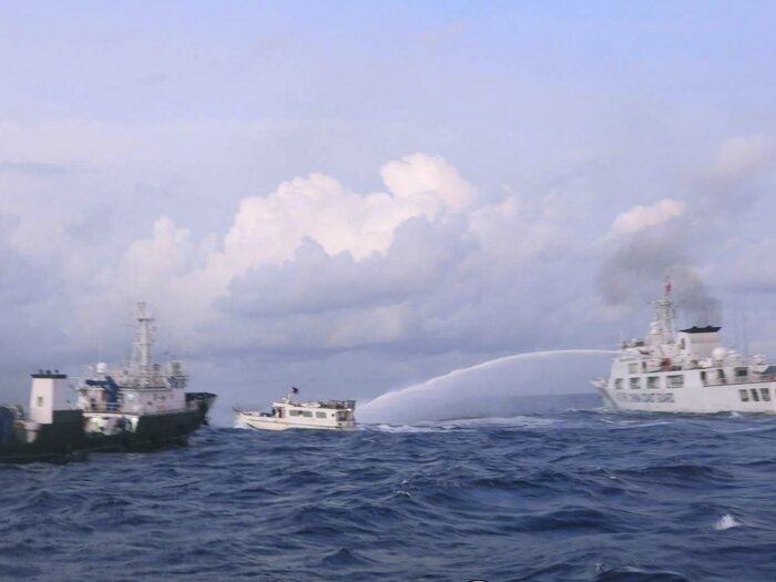 فیلیپین: چین به کشتی تدارکاتی ما حمله می‌کند