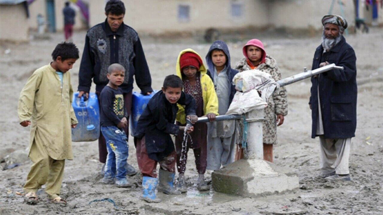 شاوخوا ۸۰ سلنه افغانان د څښاک پاکو اوبو ته لاس رسی نه لري