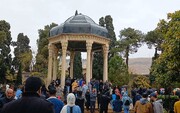 فیلم/ ثبت لحظه‌های بارانی حافظیه  در خاطر مسافران نوروزی شیراز