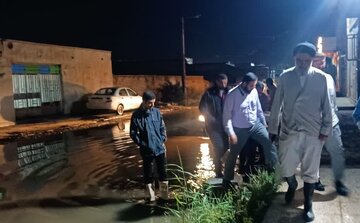 بررسی میدانی امام‌جمعه اهواز از برخی مناطق درگیر با آبگرفتگی