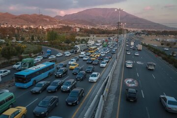 ترافیک سنگین در آزادراه تهران - کرج - قزوین / جاده چالوس همچنان بسته است