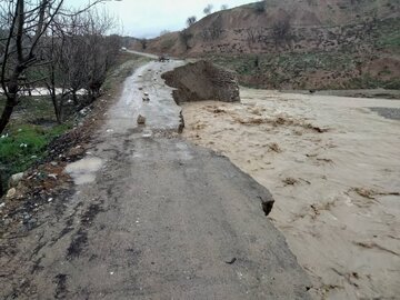 فیلم| قطع ارتباط ۲۰ روستای شهرستان دلفان