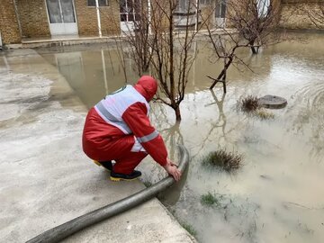 آبگرفتگی و قطعی برق روستای کلشتاجان لاهیجان رفع شد