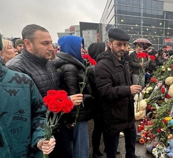 شیعیان مسکو یادمان خودجوش جانباختگان حادثه تروریستی کروکوس را گلباران کردند
