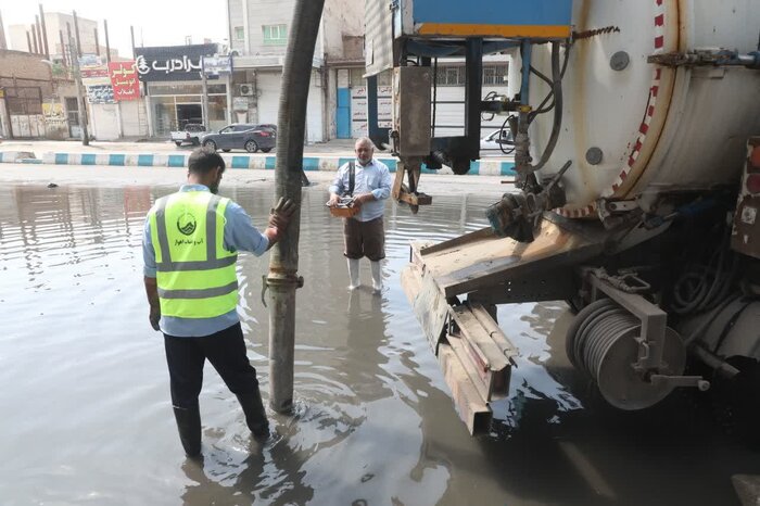 ایستگاههای پمپاژ با تمام ظرفیت کار تخلیه آب های سطحی اهواز را انجام میدهند