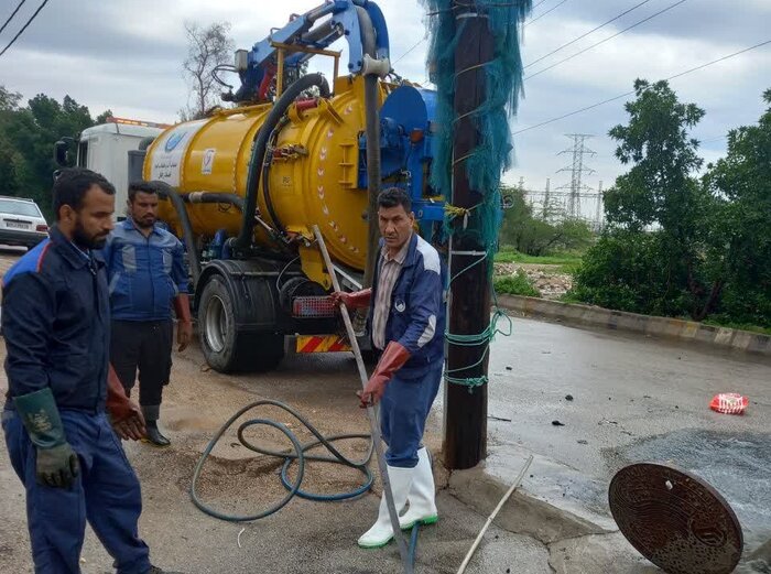 ایستگاههای پمپاژ با تمام ظرفیت کار تخلیه آب های سطحی اهواز را انجام میدهند