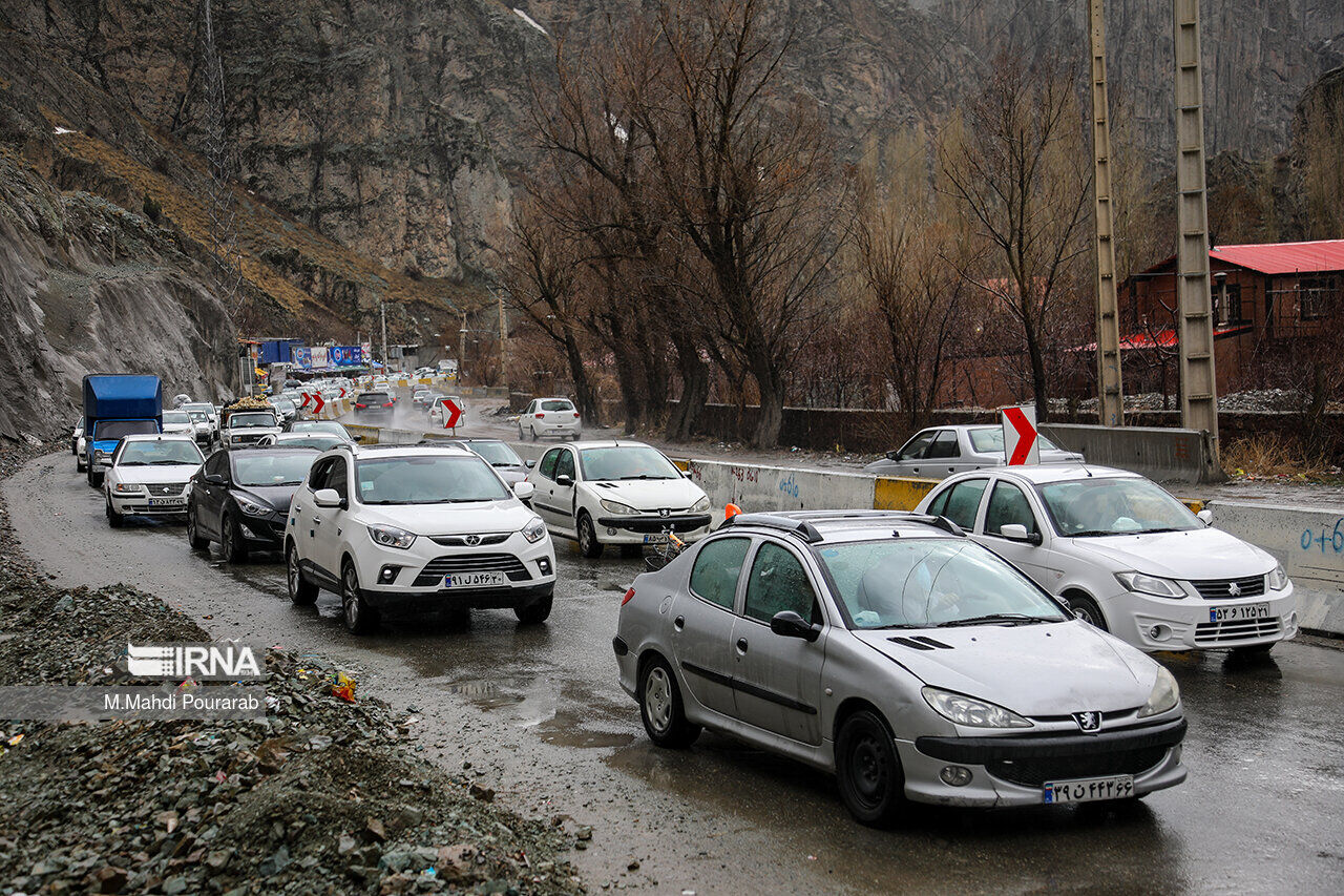 بارش برف‌وباران در محورهای چالوس، هراز، فیروزکوه و جاده‌های ۲۷ استان