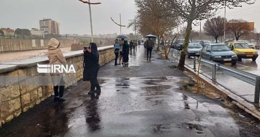فیلم| جلوه های ویژه از یک روز بارانی در شیراز؛ خرم رود خروشید