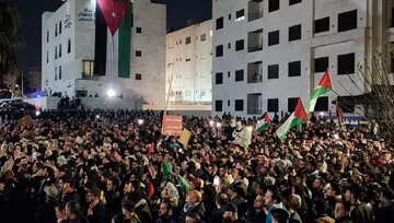 تظاهرات گسترده اردنی‌ها مقابل سفارت رژیم صهیونیستی در امان + فیلم