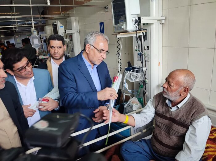 بازدید وزیر بهداشت از مراکز ارائه خدمت درمانی به زائران در قم