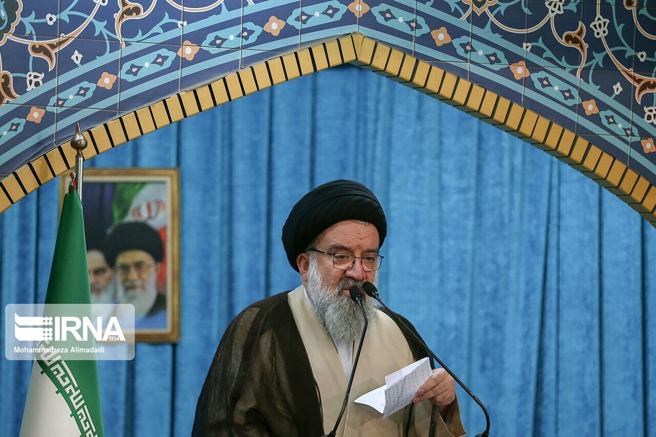 خطيب جمعة طهران: رسالة تشییع شهداء الخدمة هي شعبية النظام بين الشعب