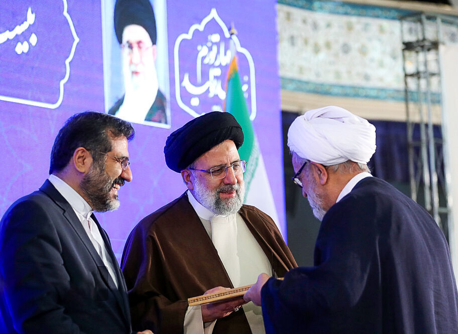 تكريم 15 خادماً قرآنياً برعاية اية الله رئيسي تكريم 15 خادماً قرآنياً برعاية اية الله رئيسي
