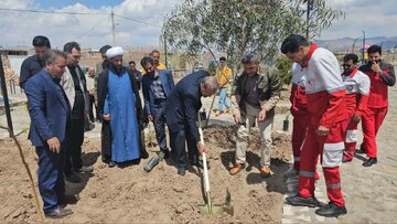 زرندی‌ها در روز طبیعت نهال کاشتند