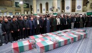 L’ayatollah Khamenei a dirigé la prière funéraire pour les sept martyrs tués lors de la frappe israélienne contre le consulat iranien à Damas
