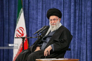 El Ayatolá Jameneí se reúne con un grupo de funcionarios iraníes
