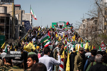 Les Iraniens se rassemblent à l'occasion de la journée de Qods pour condamner le génocide israélien et soutenir les Palestiniens