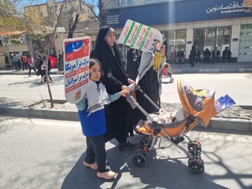 فیلم|حضور نوزادان و کودکان شیرخواره همدانی کالسکه سوار در راهپیمایی روز قدس