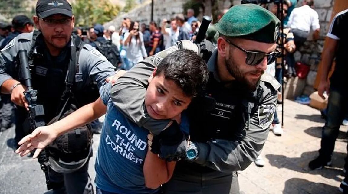 الاحتلال الصهيوني يعتقل في سجونه أكثر من 200 طفل فلسطيني