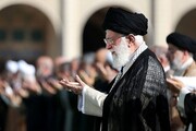 Ayatollah Khamenei verrichtet das Eid al-Adha-Gebet