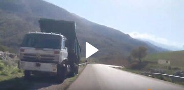 کامیونی که حدود یک سال در جاده پاتاوه- دهدشت رها شده است+فیلم