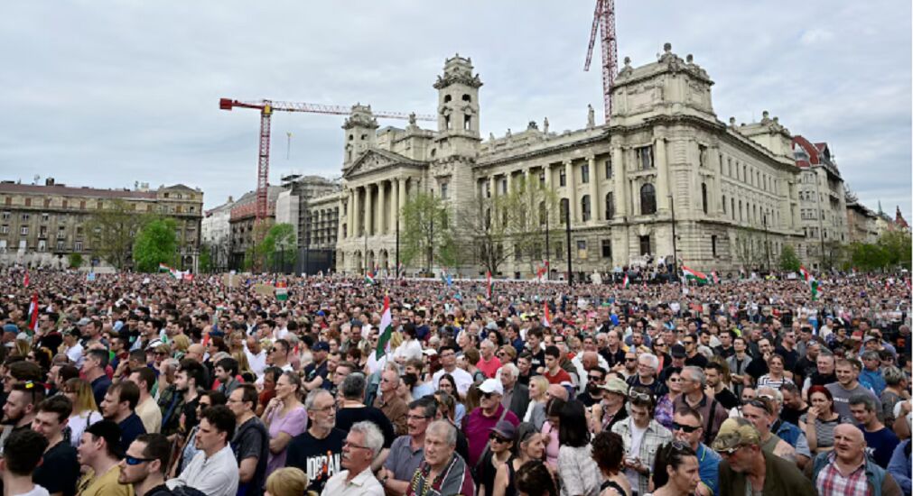 تظاهرات علیه نخست وزیر مجارستان مقابل پارلمان