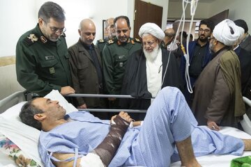 امام جمعه یزد از مجروحان حادثه تروریستی راسک عیادت کرد