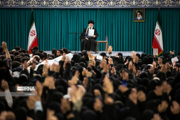 L'Imam Khamenei a reçu en audience des étudiants universitaires