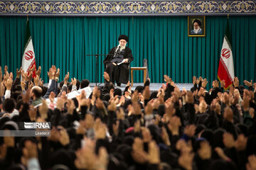 L'Imam Khamenei a reçu en audience des étudiants universitaires