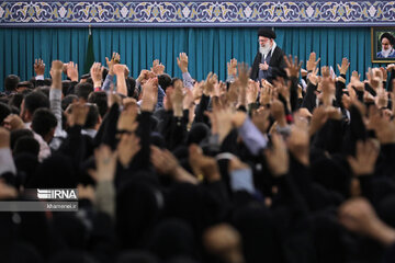 L'Imam Khamenei a reçu en audience des étudiants universitaires