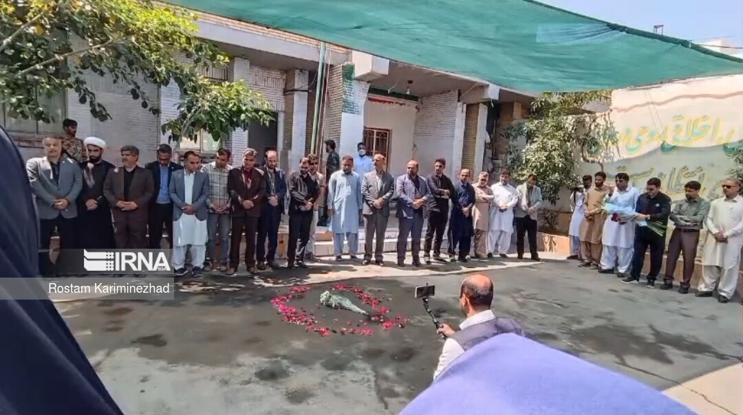 فیلم | گلباران محل شهادت شهدای حادثه تروریستی چابهار با حضور فرهنگیان