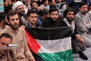 El Líder de la Revolución recibe a un grupo de estudiantes iraníes