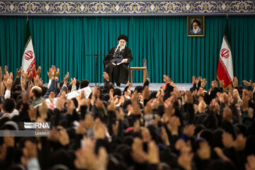 El Líder de la Revolución recibe a un grupo de estudiantes iraníes