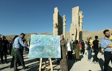 پیام صلح جهانی هنرمند فارسی با نمایش اشتراکات فرهنگی بر بوم‌های نقاشی