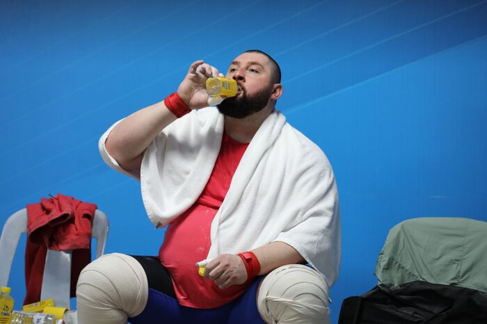 «یا پدر»، رمز موفقیت وزنهبردار ایران در مسابقات جهانی 1 «یا پدر»، رمز موفقیت یک وزنهبردار در مسابقات جهانی