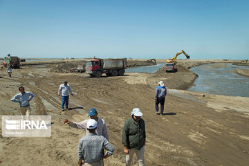 ایجاد کانال انتقال آب دریای خزر به مجتمع پرورش میگو گمیشان آغاز شد