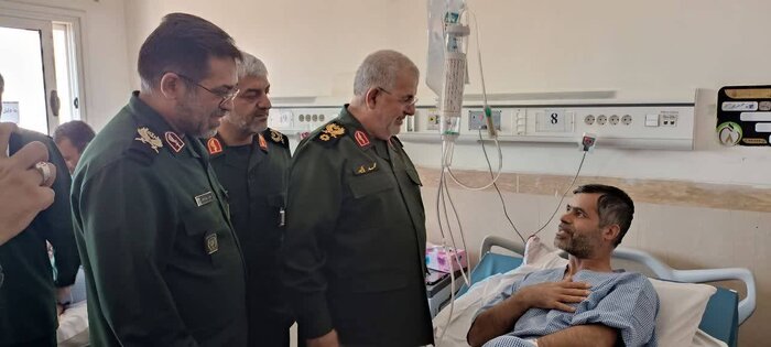 دیدار فرمانده نیروی زمینی سپاه با خانواده شهدای اقدام تروریستی چابهار