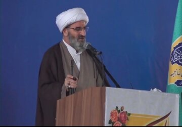 امام جمعه سمنان: رسیدگی به کارگران محدود به یک هفته نباشد