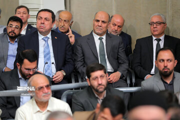 El Líder de la Revolución recibe a un grupo de funcionarios gubernamentales y embajadores de países islámicos