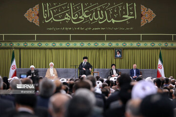 El Líder de la Revolución recibe a un grupo de funcionarios gubernamentales y embajadores de países islámicos